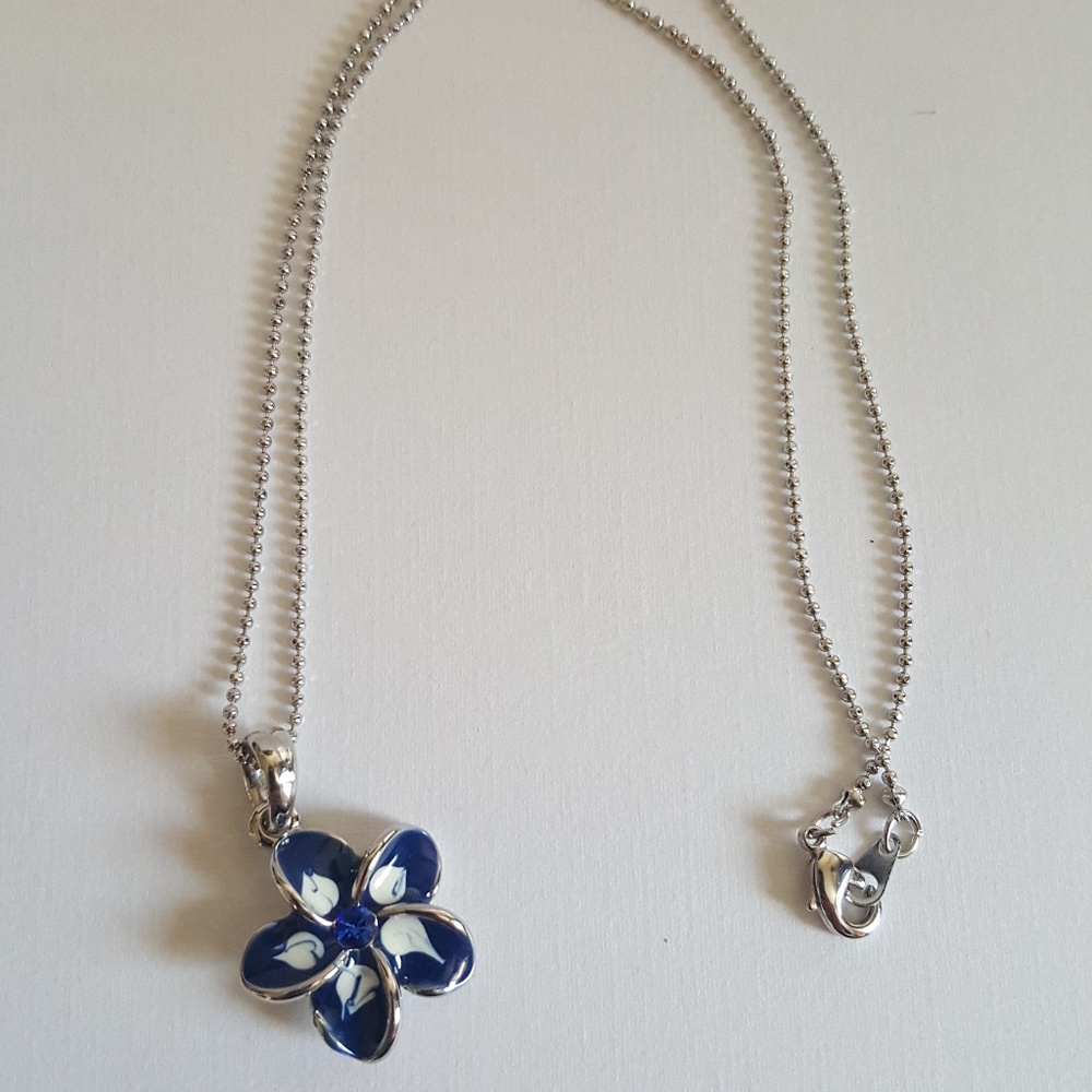 [NWOT] Hawaiian blue & white Plumeria necklace